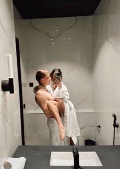 Mirror Aesthetic Couple Pics, Aesthetics Relationship Goals Pictures, Bathroom Mirror Pics With Boyfriend, Romantic Pic Couple, Couple In Bathroom Mirror, Bathroom Mirror Couple Pictures, Couple Bathroom Mirror Selfie, Aesthetic Pictures With Boyfriend, Future Boyfriend Goals