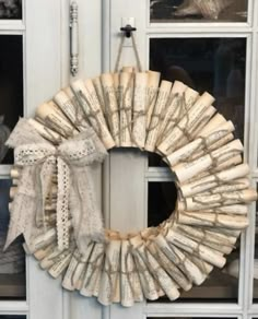 Book Christmas Decorations, Old Book Ornaments Diy, Christmas Tree Out Of Books, Christmas Tree Made From Books Diy, Book Page Garland Christmas, Rolled Book Page Wreath, Julkransar Diy, Upcycled Books Crafts, Book Page Crafts Wreaths & Garlands