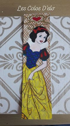 an image of snow white on the side of a wooden board with words written in spanish