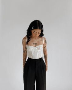 Tattooed Professional Women Work Outfits, Showy Outfit, Summer Outfit Grunge, Tattoo Outfit, Outfit Formal Mujer, Black White Outfit, Alternative Fashion