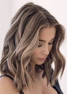 Medium Length Hair Colour Ideas, Short Brown Hair With Ash Highlights, Iced Caramel Hair Color, Blond Hair Brown Lowlights, Partial Foilyage Hair, Med Length Fall Hair, Light Brown Hair Color Ideas Ashy, Brown Hair With Blonde Highlights And Lowlights Balayage, Highlights Brown Hair Green Eyes