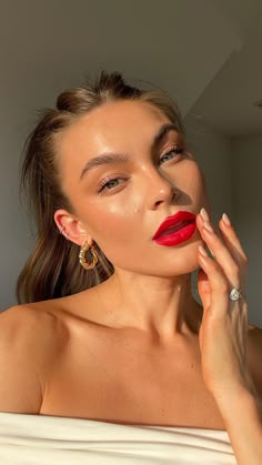 Red Lip Outfit, Red Lips Outfit, Red Lipstick Makeup Looks, Seasons Changing, Tanned Makeup, Minimalist Makeup, Red Lip Makeup, Makeup Girl