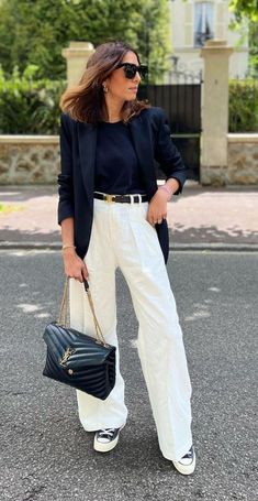 White Linen Trousers Street Style, Wide Trousers Outfit, Converse Bleu, White Trousers Outfit, Senior Outfits, White Outfits For Women, White Pants Outfit, Black And White Outfits, Look Jean