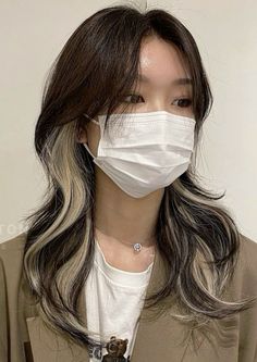 Asian Blonde Peekaboo, Bottom Layer Highlights, Wolfcut Hair Long Asian, Hair Dye Inspo Asian, Oreo Dyed Hair, Kpop Inspired Hair Color, Peekaboo Blonde With Bangs, Two Dyed Strands Of Hair, Peekaboo Wolfcut Hair