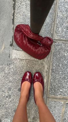 #burgundy #oufitideas #outfits #inspiration #ideas Cherry Lady, Shoes Closet, Quoi Porter, Skandinavian Fashion, Flats Outfit, Spring Fits, Shoe Inspo, Mode Inspo, Red Aesthetic