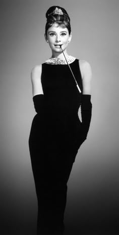 a black and white photo of a woman in a dress with the words so chic on it