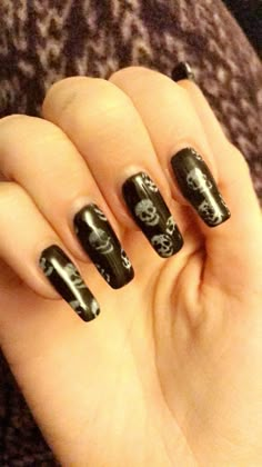 Halloween Goth Nails, Emo Halloween Nails, Nails Black And Gray, Skull Nails Acrylic, Black Skull Nails, Nails With Skulls, Cute Grunge Nails, Grunge Nail Designs, Black Emo Nails