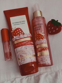 Koleksi Parfum, Strawberry Pound Cake, Cute Products, Pound Cake With Strawberries, Bath And Body Works Perfume, Shower Skin Care, Pretty Skin Care, Perfume Scents, Perfume Lover