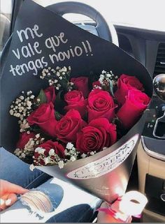 a person holding a bouquet of red roses in their hand with the words me vale que tengas navol written on it