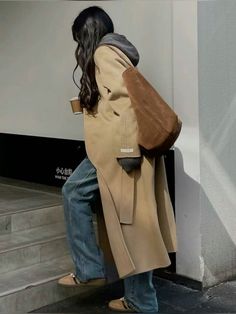 Korean Trench Coat Outfit, Taiwan Fashion, Long Coat Outfit, Inspo Fits, 2024 Outfits, Outfit Korean, Nyc Street Style, Old Fashion Dresses, Coat Outfit