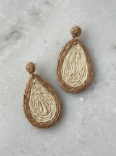 Elevate your summer style with our Straw Tear Dangle Earrings! These unique earrings feature a chic straw color block detail, adding a touch of natural elegance to any outfit. The tan base with a light grey outline adds a subtle pop of contrast, making these earrings the perfect statement piece. Chic Woven Earrings For Vacation, Elegant Beige Earrings For Summer, Chic Woven Earrings For Beach, Chic Woven Beach Earrings, Beige Woven Earrings For Beach, Beige Woven Jewelry For Vacation, Chic Beige Beach Jewelry, Chic Handmade Beige Earrings, Chic Beige Handmade Earrings