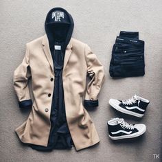 Combo masculino com sobretudo, moletom, calça jeans e sneaker Minimal Streetwear, Der Gentleman, Streetwear Outfit Ideas, Bathing Ape, Men Fashion Casual Outfits, Streetwear Men Outfits