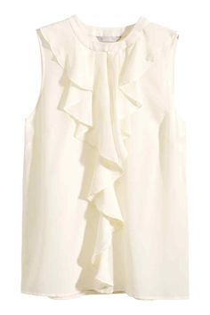 Blusa de seda sin mangas | H&M White Ruffle Shirt, Sleeveless Silk Blouse, Frilly Blouse, White Silk Blouse, White Sleeveless Blouse, Pretty Blouses, Silk Shirt, Work Fashion