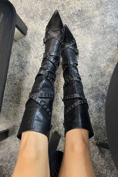 Leather Boots Aesthetic, Women's Over The Knee Boots, Mode Hippie, Shoe Inspo, Mode Inspo, Pretty Shoes, Dream Shoes