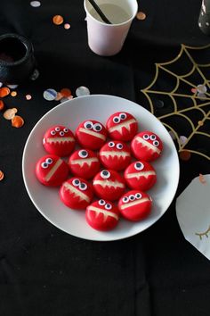 Coole Snack Ideen für die Halloween Party mit Kindern. Mumien Kekse, Hexen Besen, Gespenster Muffins. Süße und herzhafte Snacks für das Kinder Buffet. Passende Deko Ideen von Printfetti inklusive. So wird das Halloween Buffet zum Highlight! Halloween Snacks For Kids Healthy, Halloween Party Snack Table, Finger Halloween Food, Halloween Snacks Easy To Make, Halloween Healthy Snacks For Kids, Easy Halloween Veggie Tray, Halloween Platter Food, Halloween Party Table Setup For Kids