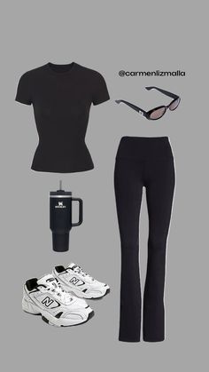 @carmenlizmalla Gym Outfit Black Leggings, Pilates Outfit Black, Running Outfits For Women Aesthetic, Black Winter Gym Tops, Chill Work Outfit, Black Athleisure T-shirt For Workout, Winter Gym Outfit, Gym Girl Aesthetic Outfit Black, Sports Wear Outfits