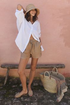 Seashell Shorts // Rye Cute Beach Vacation Outfits, Vacation Outfits Shorts, Dominican Outfits, Mexico Vacation Outfits Cancun Resort Wear, Beach Linen Outfit, Cancun Vacation Outfits, Minimalist Beach Outfit, Linen Beach Outfits, Summer Outfits Linen