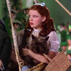 ☆ Judy Garland ☆ on Instagram: “Up, up and away 🌈 ~ The Wizard of Oz (1939) 🎬 {#judygarland #thewizardofoz #classic #oldhollywood #goldenage}” Dorothy Judy Garland, Movie Character Costumes Brunette, Kiana Core, Judy Garland Wizard Of Oz, Wizard Of Oz Aesthetic, Wicked Aesthetic, Dorothy Oz, Pretty Costumes