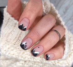 Nails With Mountains On Them, Vacation Nails Mountains, Iceland Inspired Nails, Nails For Colorado, Skiing Nails Art, Mountain Nails Simple, Mountain Nail Ideas, Mountain Nails Designs Art, Ski Nail Art