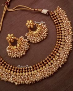 Indian Gold Necklace Designs, Simple Necklace Designs, Jewelry Facts, Ethereal Jewelry, Muslim Bridal, Wedding Jewelry Sets Bridal Jewellery, Bridal Jewellery Inspiration, Necklace Set With Earrings, New Gold Jewellery Designs