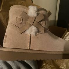 Nwt Ugg Victoria Short Boots With Trendy Bow. Size 8 Trendy Bows, Trendy Boots, Pretty Shoes, Short Boots, Hair Jewelry, Hair And Nails, Bootie Boots, Style Me, Ankle Boots