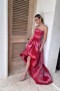 Introducing our "Melted Lollipop" gown, a true masterpiece of couture craftsmanship. Crafted from the finest couture organza, this gown boasts a liquid shine that catches the light with every movement, ensuring all eyes are irresistibly drawn to you. The "Melted Lollipop" gown is more than just a dress; it's a statement piece that exudes confidence, elegance, and a touch of playful charm. Its flowing silhouette drapes gracefully, accentuating your curves and commanding attention with its mesmeri Liquid Organza Dress, Melted Lollipop, Madam Outfit, Liquid Organza, Liquid Dress, Organza Dresses, Organza Gown, Organza Gowns, Fashion Silhouette