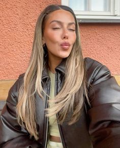 #brunettebalayagehair #layers #highlights #blondehaircolor #tan #makeup #leatherjacketoutfit #spring #blowout Brit Harvey Hair, Beige Brunette Hair, Natural Dirty Blonde Hair, Natural Dirty Blonde, Layers Highlights, Butter Blonde Hair, Balyage Long Hair, Blake Lively Hair, Beauty Cabin