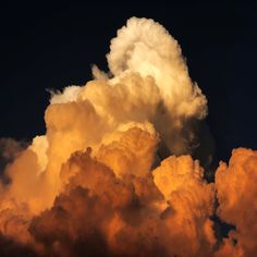 an orange and white cloud is in the sky