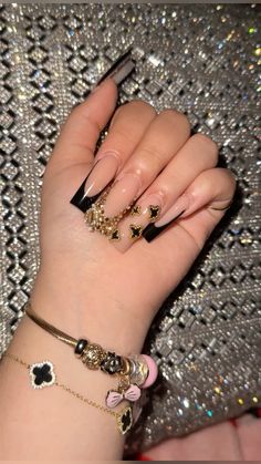 #nails #vancleefarpels #naildesign #inspiration #aesthetic #foryoupage Van Cleef Nails, Gold And Black Nail Designs, Clover Nails, Nails Baddie, Quinceanera Nails, Hand Doodles, Gold Nail Designs, Classy Acrylic Nails