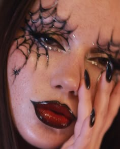 Halloween Editorial Makeup, Sucubus Makeup, Grunge Halloween Makeup, 2023 Halloween Makeup, Holloween Makeup Glam, Cool Halloween Makeup Creative, Black Makeup Halloween, Halloween Makeup 2023, Make Up Halloween Aesthetic