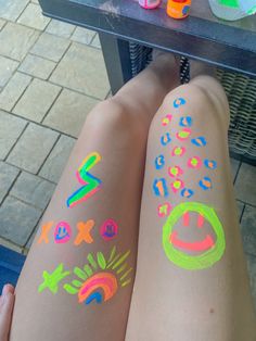 Diy Neon Tshirt, Neon Leg Paint, Neon Dance Ideas, Leg Painting Easy, Neon Face Paint Ideas Simple, Neon Shirt Ideas, Easy Body Painting, Neon Body Painting, Neon Face Paint Ideas