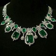 Stylish Necklace, Emerald Necklace, Fabulous Jewelry, Emerald Jewelry, Gorgeous Jewelry, Diamond Pendant Necklace, Necklace Designs, Luxury Jewelry, Amazing Jewelry