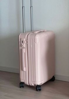 Pink Suitcase Set, Suite Cases Travel Cute, Suitcase Pink Aesthetic, Cute Suitcases Aesthetic, Cute Travel Suitcases, Cute Pink Suitcase, Girly Suitcases, Malas Aesthetic, Pink Suitcase Aesthetic