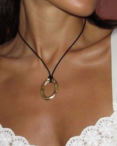 Cord Pendant Necklace, Simplistic Outfits, Girl Energy, Bolo Necklace, Black Cord Necklace, Timeless Outfits, Body Chains, Statement Accessories