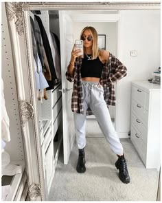 Trendy Outfits 2020, Trendy Outfits Edgy, Cute Sweatpants Outfit, Stylish Outfits Casual, Sweatpants Outfits, Cute Sweatpants, Pastel Outfit, Cute Lazy Outfits, Tumblr Outfits