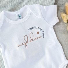 Baby Body personalisiert mit dem Namen deines Kindes - New to the CrewDu bist auf der Suche nach einem originellen Geschenk zur Geburt? Oder suchst du ein besonderes Outfit zum Neugeborenen Shooting?Dann bist du hier genau richtig! Und findest hier einen Body mit dem Namen deines Kindes!Der angebotene Body ist aus 100%iger Bio-Baumwolle mit einem Schlupfkragen.Der Body ist waschbar bei 40° und sollte auf links gezogen werden. Der Text wird aus hochwertiger Flexfolie von Hand aufgebracht und wird Baby Shirt Ideas, Cricut Baby, Custom Onesies, Baby Box, Baby Diy, Clothing Logo, Baby Design, Baby Crafts, Baby Party