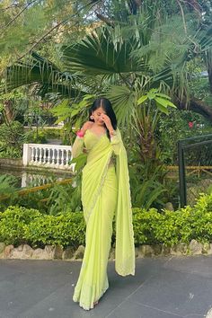 Every girl /women needs one saree which they can wear anytime without any effort and also look eye catching princess ;) Free Size Blouse, Women Needs, Sarees For Girls, Fashionable Saree Blouse Designs, Saree Poses