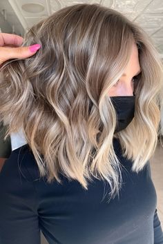 Want to camp up your short hair? These balayage looks might be your best answer! You might not have much length to play around with bobs and pixies, but it doesn’t mean you have to keep a boring hairstyle. Balayage is a fantastic technique to add depth and dimension to your hair, making it more eye-catching, bold, and alluring. Root Melt Blonde Balayage Short, Medium Length Balayage Hair Blonde, Balayage For Short Hair Blonde, Shoulder Length Piecey Hair, Blonde Balayage Lob Straight, Blonde Face Framing Balayage, Bob And Balayage, Light Brown Short Hair Balayage, Balayage Hair On Shoulder Length Hair