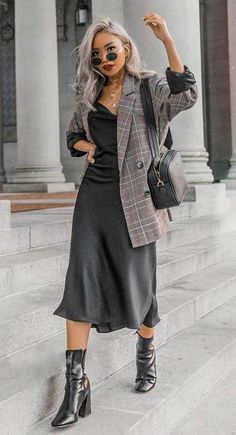 Chic Outfits Edgy, Edgy Dress, Casual Glam, Black Slip Dress, Professional Attire, Streetwear Clothing, Pencil Skirts, Casual Attire