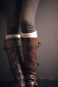 Dark grey leggings, leg warmers and brown boots. LOVE Mode Shoes, Boots And Leggings, كريستيانو رونالدو, Style Inspiration Fall, Boot Socks, Nike Sneakers, Brown Boots