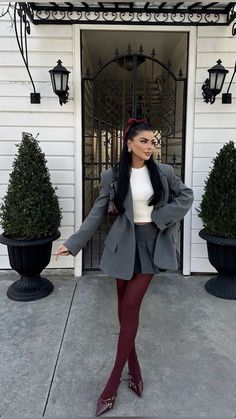 Burgundy Skirt Outfit Ideas, Deep Winter Outfits Inspiration, Outfit Paris Invierno, Outfit Para Posada, Skirts And Tights Outfit, Burgundy Heels Outfit, Outfit Posada, Deep Winter Outfits, Ootd Frio