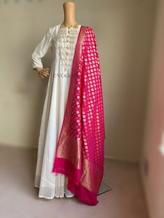 Pink Duppta Combination, Pink Chanderi Dress With Dupatta, Pink Cotton Silk Traditional Wear With Dupatta, White Anarkali With Pink Dupatta, Pink Chanderi Maxi Length Dupatta, Pink Banarasi Silk Handloom Dupatta, Dupatta Styling, White Churidar