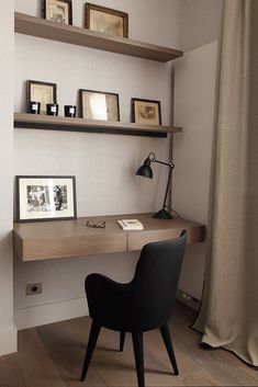 Airbnb Desk Area, Small Desk Living Room, Minimal Home Office Design, Small Study Room Decor, Small Desk Ideas Bedrooms, Alcove Office, Office Shelving Ideas, Home Office Small Space, Alcove Desk