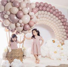 Rainbow Baby Shower Theme, Balloon Birthday Themes, Rainbow Balloon Arch, Baby Birthday Photoshoot, First Birthday Balloons, 1st Birthday Girl Decorations, Idee Babyshower, Baby Birthday Themes