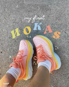 Hoka Tennis Shoes, Cute Tennis Shoes, Shoes Hoka, Pink Tennis Shoes, Shoes Colorful, Disney Outfit Ideas, Pink Tennis, Outfits Athletic