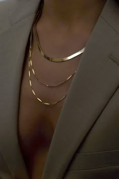 The Lex necklace, crafted with double draped 14K Gold-filled bar chain, is recognized for its brilliant layers and single clasp feature. The elongated flat bars reflect on the skin, creating a subtle yet lustrous glow. The luxurious detailing is enough to stand alone, or accompany any pieces from the Hydez Essential Collection.Material: 14K Gold-filledDimensions: 20 to 21 inches adjustable, 2mm chain width What is 14K Gold-filled? A thick gold layer (100 times more gold than gold plating) is bon Classy Jewelry, Jewelry Lookbook, Makeup Pictures, Girly Jewelry, Jewelry Inspo, Cute Jewelry, Layered Necklaces, Piercings, Gold Jewelry