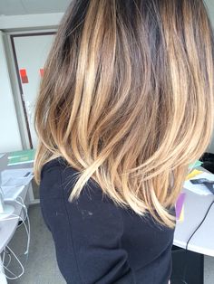 Blond Highlights On Medium Brown Hair, Strawberry Blonde Partial Highlights, Brown Roots Blended Into Blonde, Blonde Hair Color Ideas For Summer Highlights Jennifer Aniston, Golden Blonde Partial Highlights, Jennifer Aniston Highlights Blonde Color, Perfect Hair Color, Gorgeous Hair Color