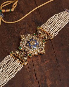 Rajputi Jewellery, Indian Choker, Indian Choker Necklace, Neck Pieces Jewelry, Small Leaves, Choker Necklace Designs, Antique Jewellery Designs, Parallel Lines, Jewelry Set Design