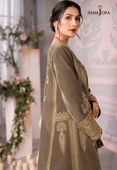 FABRIC: VELVET COLOR: OLIVE GREEN PRODUCT DETAILS Peridot: Ayeza Khan looks effortless in this distinct cut. The ensemble is constructed with a unique flare, the front open style is kept loose giving it a traditional chogha look comprised of 7 panels with heavy borders beautifully embroidered in detail inspired by jewelry pieces molded in dori, badla and sequins nestled on lustrous olive-green velvet. It comes with a beautifully embellished same hued dupatta and dyed silk trouser.DESIGN DETAILS: Velvet 3 Piece Suit, Long Kurti Patterns, Velvet Dresses Outfit, Adorable Dresses, Wooden Partitions, Asian Clothing, Pakistani Formal Dresses, Asim Jofa, Velvet Dress Designs