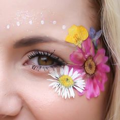 Vaseline Eyelashes, Festival Flowers, Festival Friends, Stickers Face, Flower Makeup, Mixed Flowers, Face Gems, We Are Festival, Flower Festival